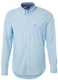 Himmelblaues Gingham-Karoshemd mit Button-Down-Kragen, langen Ärmeln, einer Brusttasche und einem kleinen Logo auf der Brust. Baumwollstoff.