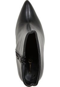 Botín negro de cuero con punta afilada y un diseño elegante, con detalle de cremallera en la parte frontal. Textura lisa, bordes cosidos y punta abierta.
