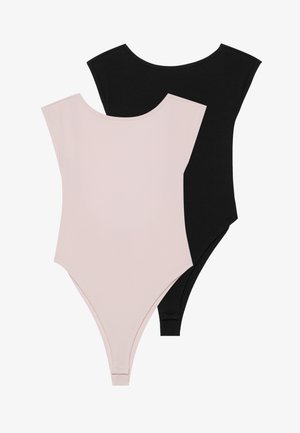 V kompletu sta dva bodysuita: eden svetlo roza in eden črn. Oba imata gladko teksturo, izrez s scoop ovratnikom in tangice kroj.