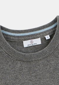 Pull gris avec un col rond. Présente des bordures côtelées avec des rayures bleues et une étiquette indiquant "SERCE BLANCO", taille S. Texture douce.