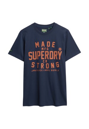 Marineblå bomulds t-shirt med iøjnefaldende orange tekst: "MADE MFG SUPERDRY CO STRONG" samt yderligere brandingdetaljer på fronten.