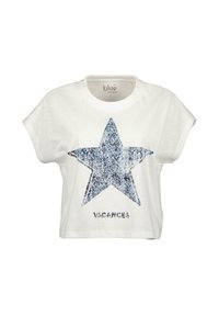 Valkoinen lyhythihainen t-paita, jossa on sinisestä tähdestä valmistettu textured-kangas ja sanoma "VACANCES" rohkeasti alareunassa.