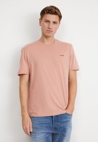 HUGO DERO - Pamata T-krekls - light/pastel red