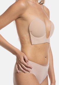 MAGIC Bodyfashion LUVE BRA - Mitmeti kinnitatav / paelteta rinnahoidja - caramel