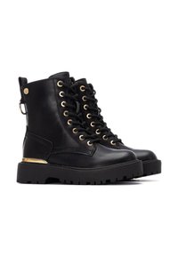Botas de cuero negras hasta el tobillo con herrajes dorados, puntera redonda, frontal con cordones y suela gruesa, con un acento metálico en el tacón.