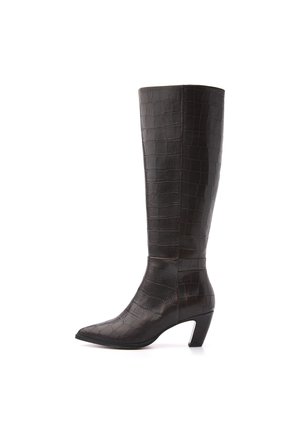 Botte haute brun foncé avec un bout pointu, un talon bas courbé et un motif texture crocodile sur cuir lisse.