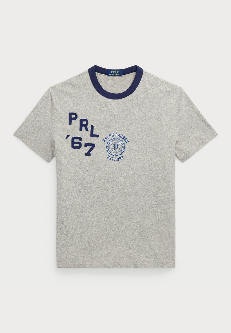 Šedé bavlnené tričko s námorníckym ribbed golierom, s modro vyšitým textom "PRL '67" a logom Ralph Lauren. Klasický strih, krátke rukávy.