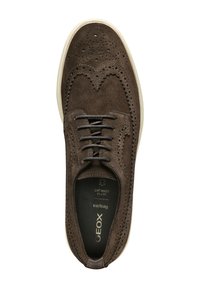 Chaussure en daim marron à lacets avec un design à bouts fleuris, détail perforé et semelle de couleur claire. Dispose d'une semelle intérieure confortable et respirante.