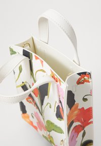 Ted Baker FLOWEIA FLORAL PRINTED MINI ICON BAG - Axelremsväska - cream