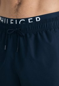 Tommy Hilfiger LOGO MEDIUM DRAWSTRING - Shorts da mare - desert sky