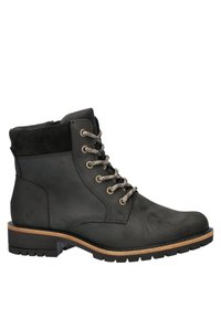 Sort læder ankelstøvle med tekstureret suede overdel, metalhuller og grå snørebånd. Gummisål med et træindslag rundt om bunden.