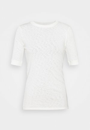 Weißes T-Shirt mit kurzen Ärmeln und Rundhalsausschnitt aus leicht strukturiertem Stoff vor schlichtem hellem Hintergrund.