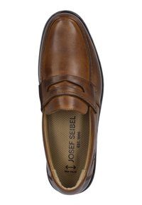 Scarpa slip-on in pelle marrone con finitura liscia, caratterizzata da una fascia decorativa, interno imbottito e suola in gomma nera.