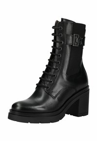 Bottes noires en cuir jusqu'à la cheville avec un talon épais, fermeture à lacets à l'avant, panneau élastique sur le côté et sangle décorative à boucle.
