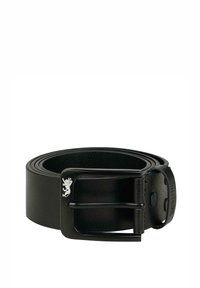 Cinturón de cuero negro con textura lisa, equipado con una hebilla rectangular de metal y un logo en relieve. Los bordes cosidos añaden durabilidad.