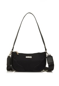 Borsa a spalla nera in tessuto con una texture liscia. Presenta una cerniera e un logo in tono argento, con una tracolla regolabile e un design curvo.