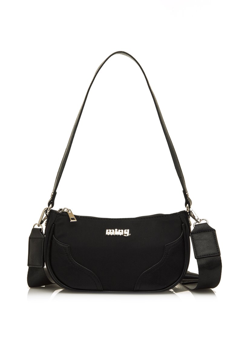 Borsa a spalla nera in tessuto con una texture liscia. Presenta una cerniera e un logo in tono argento, con una tracolla regolabile e un design curvo.