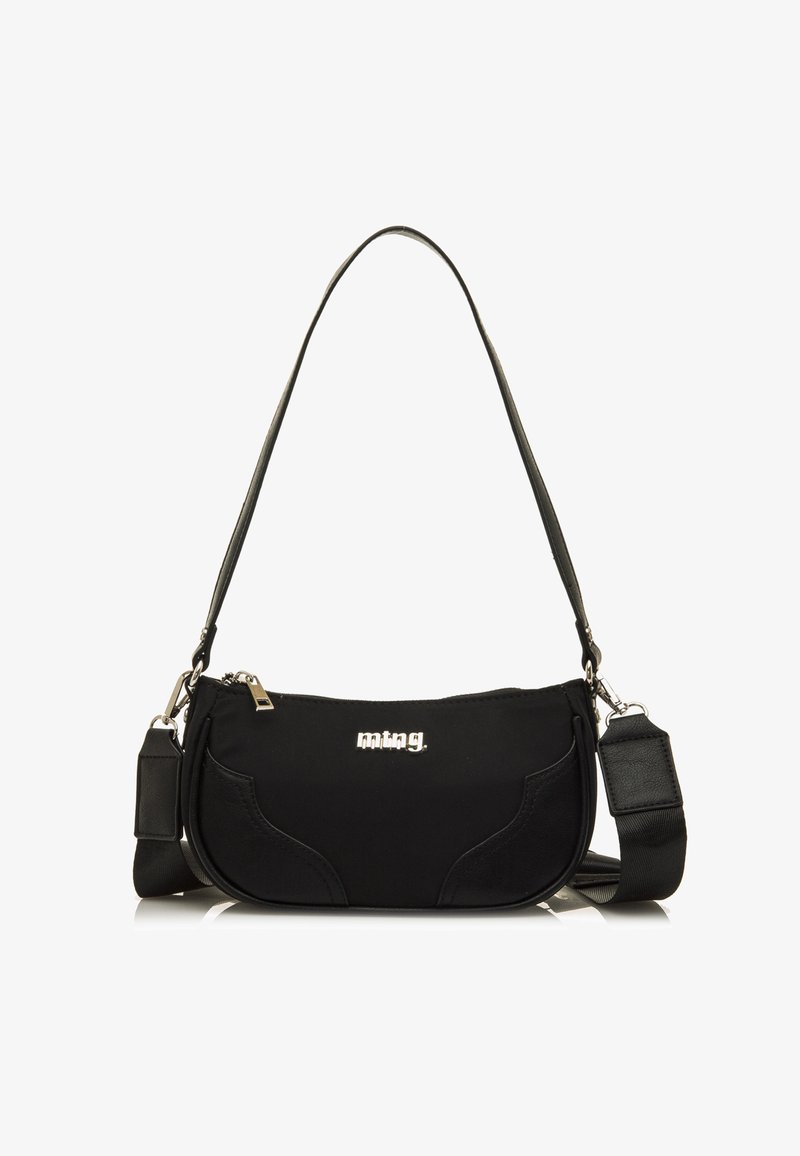 Schwarze Schultertasche aus Stoff mit glatter Textur. Verfügt über einen Reißverschluss und ein Logo in Silberoptik, mit einem verstellbaren Träger und geschwungenem Design.