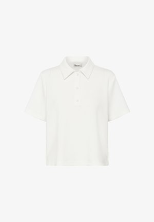 Valge lühikeste varrukatega polosärk, millel on teravkrae ja kolmekoordne nööpide plokk, eksponeeritud ühevärvilisel valgel taustal.