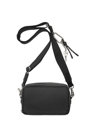 Črna torbica čez ramo, narejena iz gladkega materiala, z pravokotno obliko, zadrgo, nastavljivim trakom in srebrnimi dodatki.