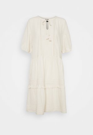 Robe midi crème à manches courtes, col rond, détail noué devant, taille froncée et jupe à volants avec surpiqûres décoratives discrètes.