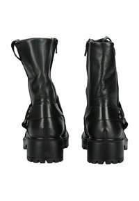Schwarze Lederstiefeletten mit einem weichen, gefalteten Kragen, seitlichen Reißverschlüssen und einer robusten profilierte Sohle. Verfügt über dekorative Riemen und silberne Nieten.