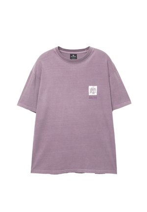 T-shirt di cotone lavanda con collo rotondo, maniche corte e un dettaglio grafico quadrato sul lato sinistro del petto con un design a forma di stella.
