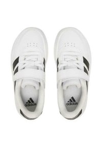 Scarpe sportive bianche con accenti neri, dotate di lacci e chiusura con cinturino. Realizzate in materiale sintetico con una superficie superiore testurizzata.