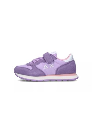 Sneaker viola con materiali in suede e rete, fascia in velcro, design con lacci, dettagli bianchi e suola in gomma rosa.