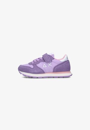 Sneaker viola con materiali in suede e rete, fascia in velcro, design con lacci, dettagli bianchi e suola in gomma rosa.