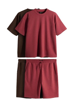 Deux ensembles décontractés composés de t-shirts à manches courtes et de shorts à taille élastique, un en bordeaux et un en marron foncé.