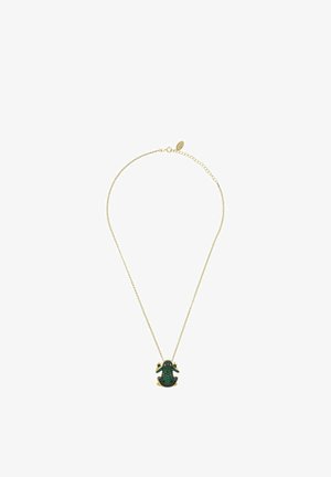Collier en chaîne dorée avec un pendentif grenouille orné de pierres précieuses vertes, avec des yeux roses et des membres détaillés.