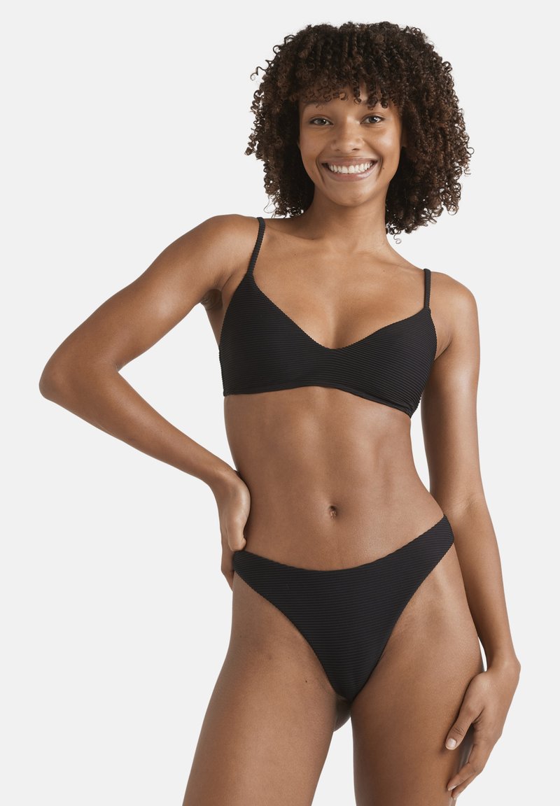 Čierny rebrovaný bikiny top s tenkými ramienkami a výstrihom do V, spárovaný s vysokými nohavičkami, ktoré majú jemnú textúru.