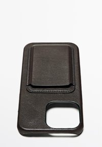 Étui de téléphone en cuir noir avec un emplacement pour carte surélevé, une découpe précise pour la caméra, une texture lisse et un subtil détail de couture le long des bords.