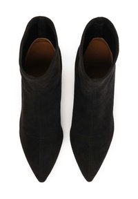 Bottines en daim noir avec une pointe effilée. Texture lisse, coutures minimales et languettes en haut pour un enfilage facile.