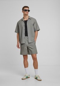 Urban Classics RELAXED SHORT SLEEVE  - Vapaa-ajan kauluspaita - paleolive