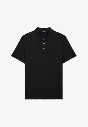 Schwarzes Poloshirt aus Baumwolle, mit einer Knopfleiste mit drei Knöpfen, kurzen Ärmeln und einem kleinen Logo auf der linken Brust. Glatte Textur.