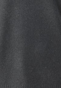 Tissu gris foncé avec une texture douce, présentant un motif tricoté subtil et un bord soigneusement fini. Idéal pour la chaleur et le confort.