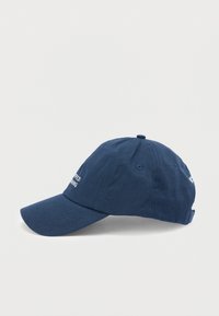 Cappellino blu navy in cotone, con visiera curva, testo ricamato sulla parte frontale e cinturino regolabile sul retro.