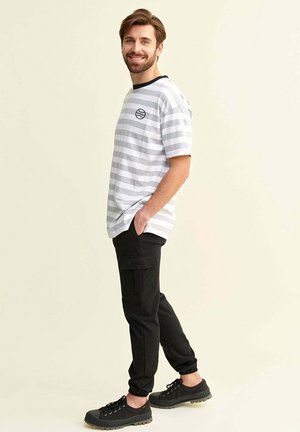 Globe Hope HIETA - Reisitaskuhousut - black