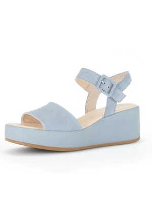 Jasnoniebieskie sandały na platformie zamszowe, z szerokim paskiem na palce, regulowanym paskiem na kostkę z srebrną klamrą oraz teksturowaną podeszwą na koturnie.