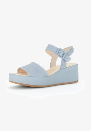 Jasnoniebieskie sandały na platformie zamszowe, z szerokim paskiem na palce, regulowanym paskiem na kostkę z srebrną klamrą oraz teksturowaną podeszwą na koturnie.