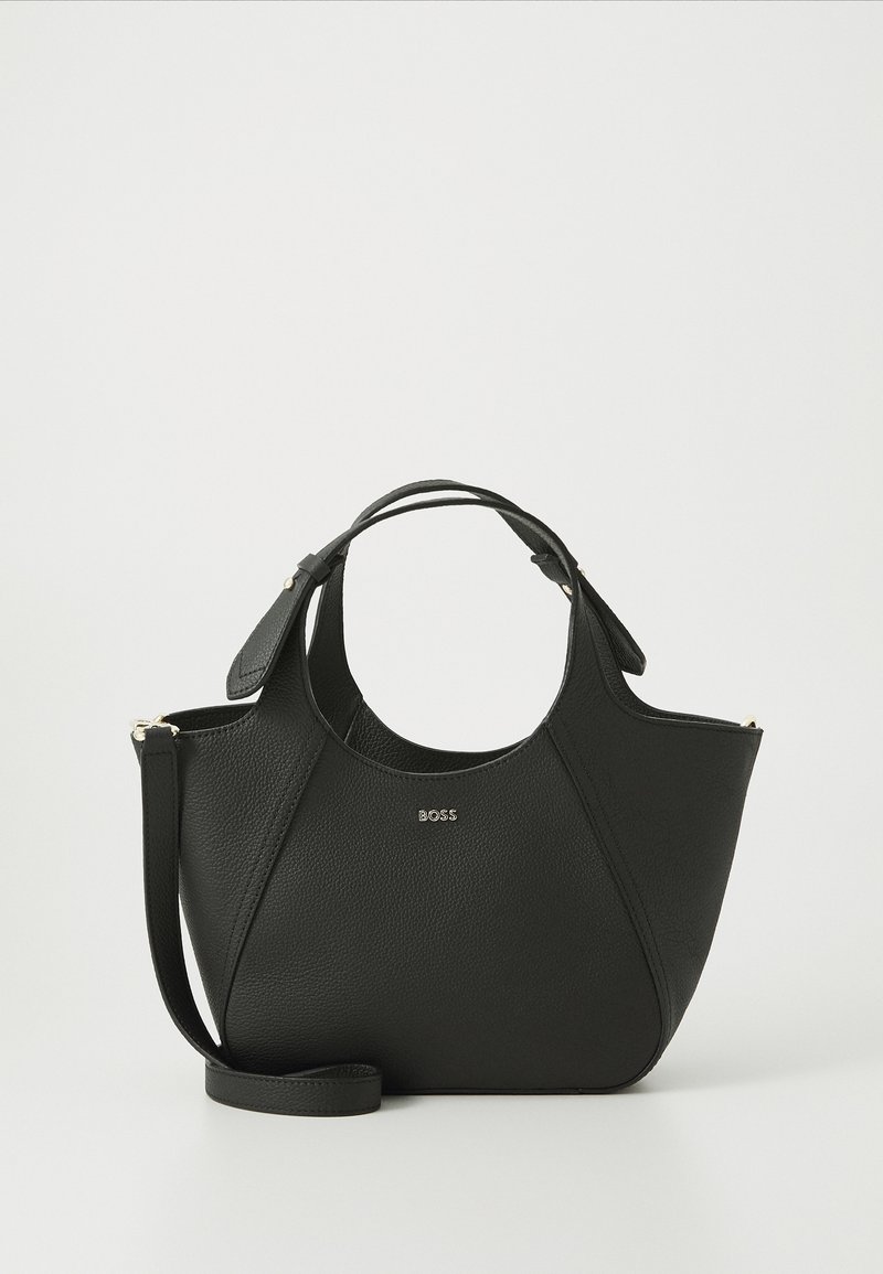 Sac à main en cuir noir avec une surface texturée, un design courbé, des poignées doubles et une bandoulière amovible. Présente un logo de marque à l'avant.