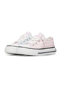 Pastel geruite canvas sneakers met witte veters, rubberen zool en zwarte streep. Linkerschoen is blauw, rechterschoen is roze met textuurdetail.