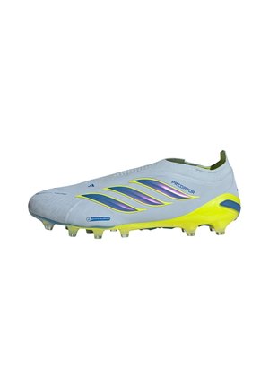 Witte en gele Adidas Predator voetbalschoen met paarse logostrepen, een lage sokachtige enkel en noppen voor kunstgras.