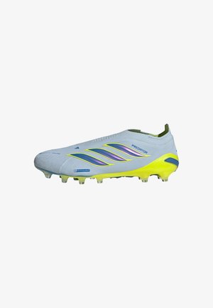 Scarpa da calcio Adidas Predator bianca e gialla con strisce logo viola, cavigliera bassa a calzino e tacchetti per erba sintetica.