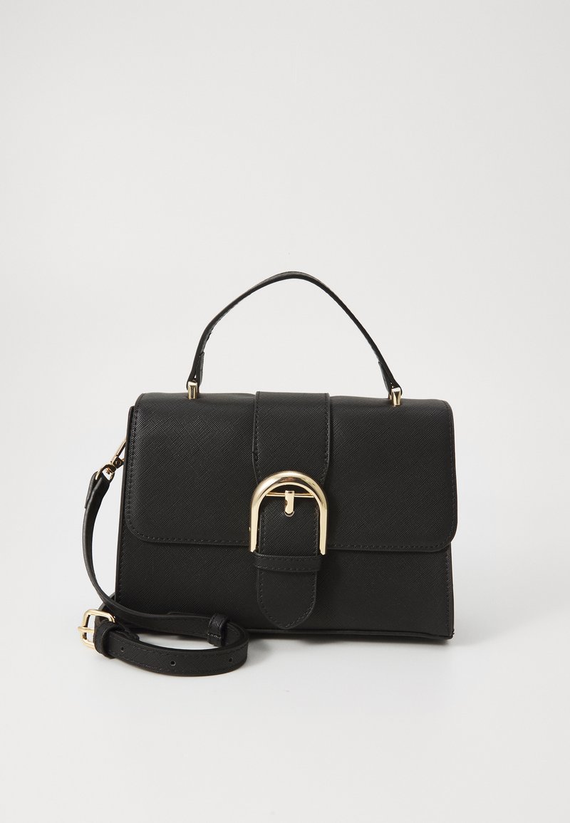 Sac à main structuré noir avec une finition texturée, détail en boucle dorée, anse supérieure et bandoulière réglable.