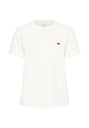 T-shirt blanc à manches courtes avec un petit cœur rouge brodé sur le côté gauche de la poitrine et un col rond.