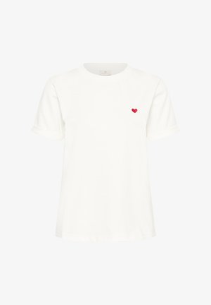 T-shirt blanc à manches courtes avec un petit cœur rouge brodé sur le côté gauche de la poitrine et un col rond.