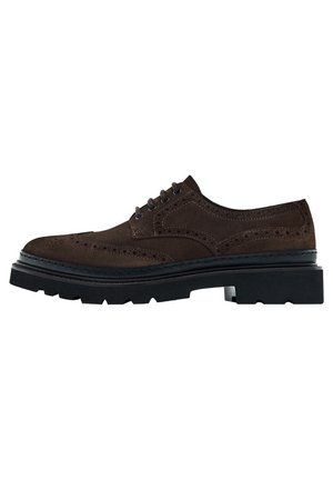 Chaussure brogue en daim marron foncé avec détails perforés, bout rond, semelle épaisse noire à crampons et fermeture à lacets à cinq œillets, vue de côté.